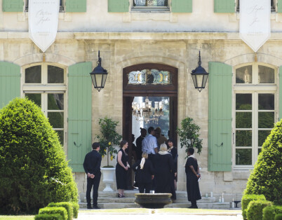 EVENTYRLIG: Legg merke til at Chateau de Tourreau var pyntet med hvite bannere med blant annet brudeparets fornavn og bryllupsdato! Foto: Splash News/ NTB scanpix EVENTYRLIG: Legg merke til at Chateau de Tourreau var pyntet med hvite bannere med blant annet brudeparets fornavn og bryllupsdato! Foto: Splash News/ NTB scanpix
